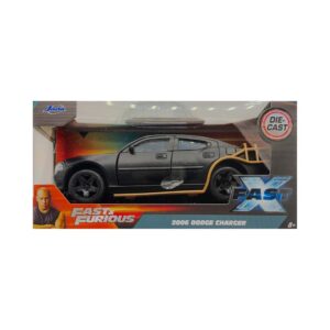 ¡Descubre la emocionante colección de autos coleccionables inspirados en la famosa película "Rápido y Furioso"! #24 2006 DODGE CHARGER - RÁPIDOS & FURIOSOS III. Esta serie a escala captura la esencia y la adrenalina de las películas, presentando una amplia gama de vehículos icónicos que han dejado su huella.