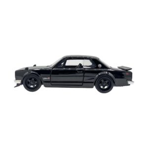 ¡Descubre la emocionante colección de autos coleccionables inspirados en la famosa película "Rápido y Furioso"! #28 BRIANS'S NISSAN SKYLINE ZOOO GT-R (KPGC10) - RÁPIDOS & FURIOSOS III. Esta serie a escala captura la esencia y la adrenalina de las películas, presentando una amplia gama de vehículos icónicos que han dejado su huella.