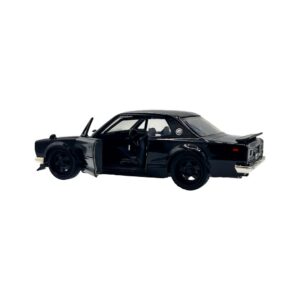 ¡Descubre la emocionante colección de autos coleccionables inspirados en la famosa película "Rápido y Furioso"! #28 BRIANS'S NISSAN SKYLINE ZOOO GT-R (KPGC10) - RÁPIDOS & FURIOSOS III. Esta serie a escala captura la esencia y la adrenalina de las películas, presentando una amplia gama de vehículos icónicos que han dejado su huella.