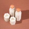 El bronzer en este caso da calidez a tu rostro y a su vez un contorno natural, también puedes usarlo como sombra y su tamaño es muy práctico para llevar en la cosmetiquera. Net WT 6g / 0.211 oz <strong>¿Cómo se usa?</strong> Te recomendamos tomar una brocha mediana para rubor o contorno, tomar producto e ir aplicando en la zona del contorno a toquecitos y difuminando hacia arriba. Puedes sellar con contorno en polvo o polvo suelto. <strong>Ingredientes:</strong> CAPRYLIC/CAPRIC TRIGLYCERIDE, ETHYLHEXYL PALMITATE, OCTYLDODECANOL, POLYETHYLENE, DIISOSTEARYL MALATE, C12-15 ALKYL BENZOATE, VP/HEXADECENE COPOLYMER, SILICA, OZOKERITE, SYNTHETIC BEESWAX, POLYHYDROXYSTEARIC ACID,PHENOXYETHANOL, TOCOPHERYL ACETATE, ETHYLHEXYLGLYCERIN. MAY CONTAIN: TITANIUM DIOXIDE (CI 77891), IRON OXIDES (CI 77491, CI 77492, CI 77499), RED 40 LAKE (CI 16035), YELLOW 5 LAKE (CI 19140 &nbsp;